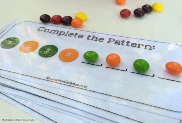 I love these simple and free Skittles Pattern Cards! This is a great way for kids to work on recognizing patterns!